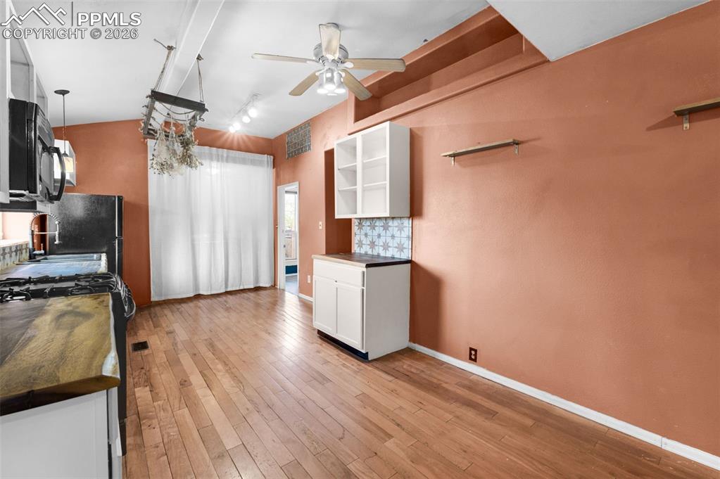 Image 12 of 32: Kitchen