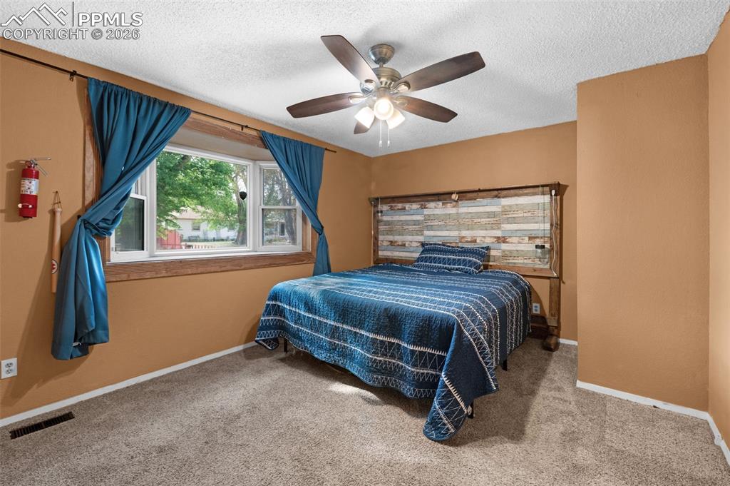 Image 14 of 32: Kitchen