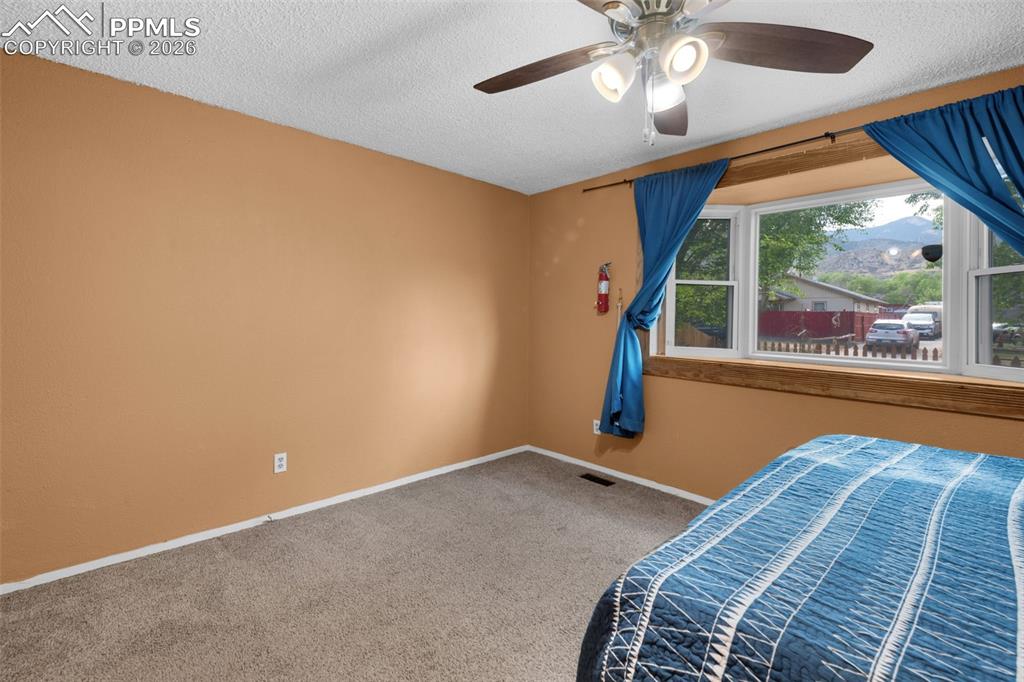 Image 15 of 32: Kitchen