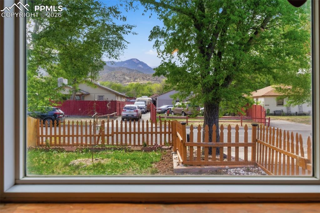 Image 16 of 32: Kitchen