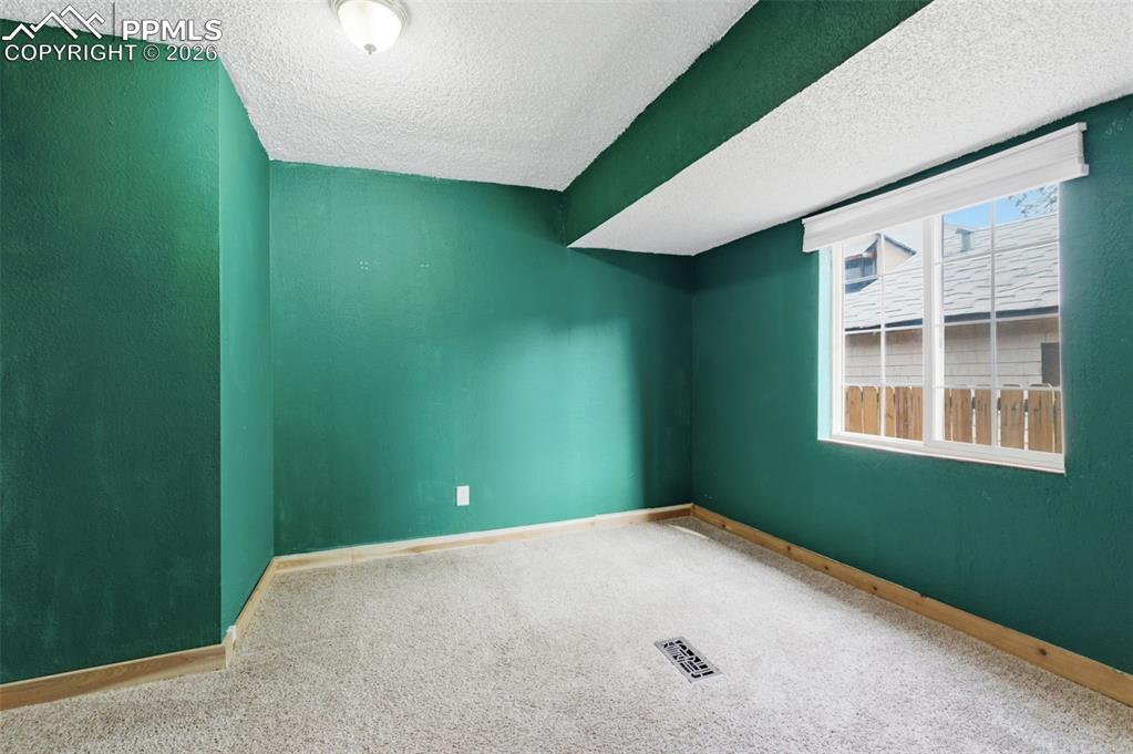 Image 18 of 32: Bedroom