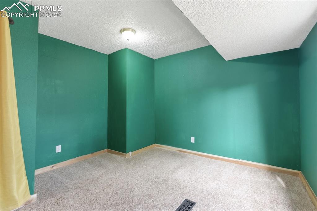 Image 19 of 32: Bedroom