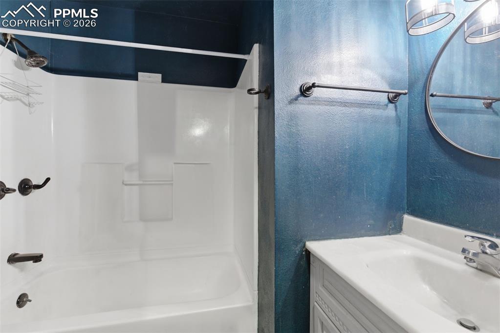 Image 21 of 32: Bathroom