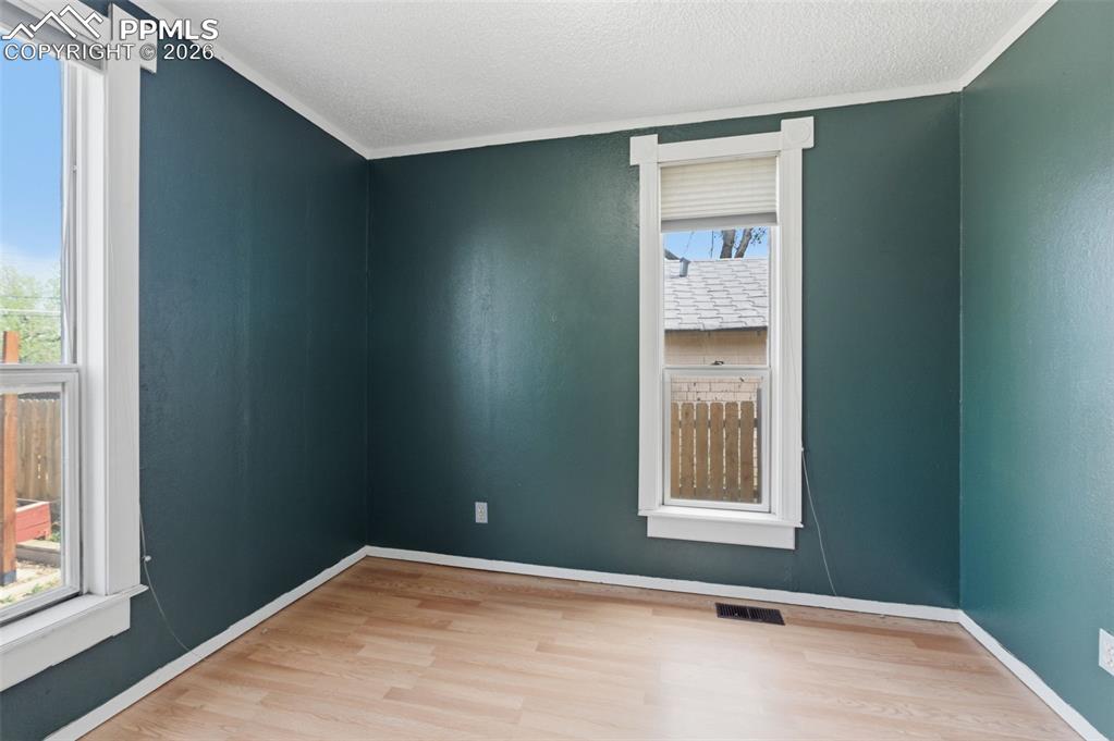 Image 22 of 32: Bedroom