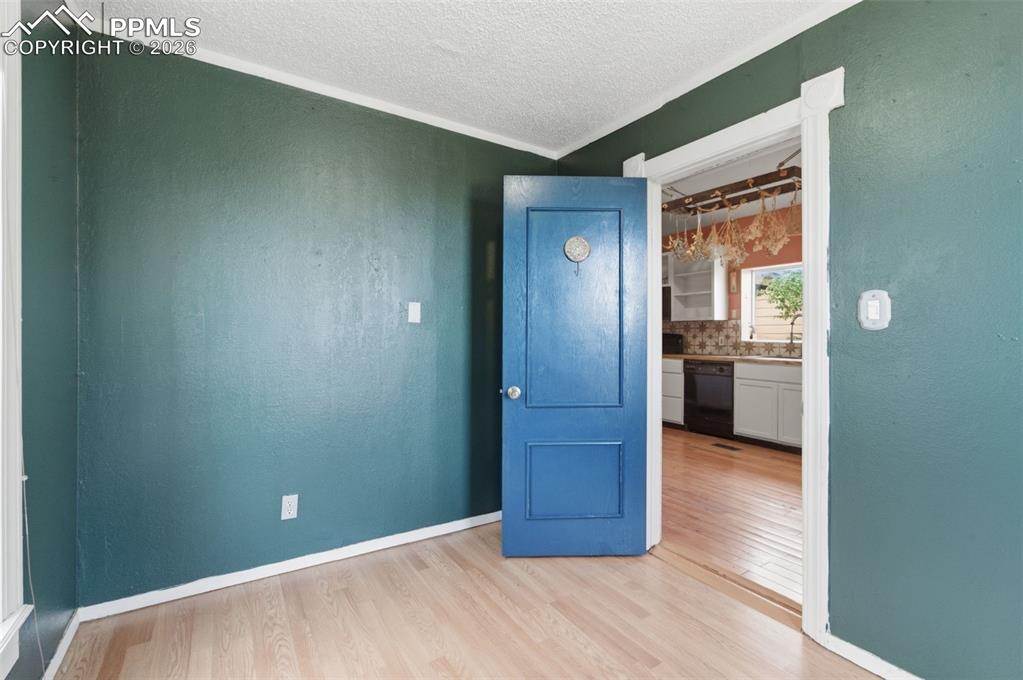 Image 23 of 32: Bedroom