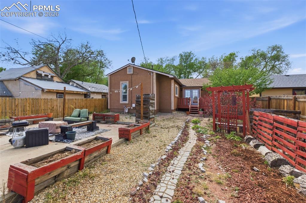 Image 26 of 32: Bedroom