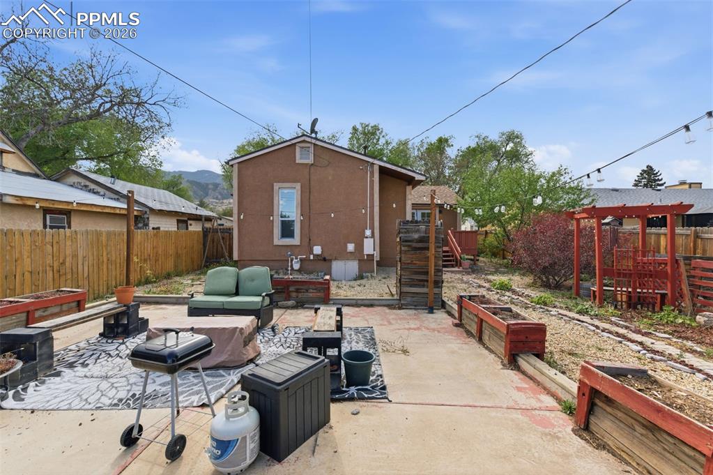 Image 27 of 32: Bedroom