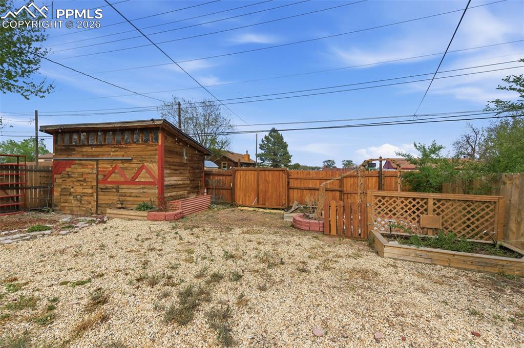 Image 29 of 32: Deck