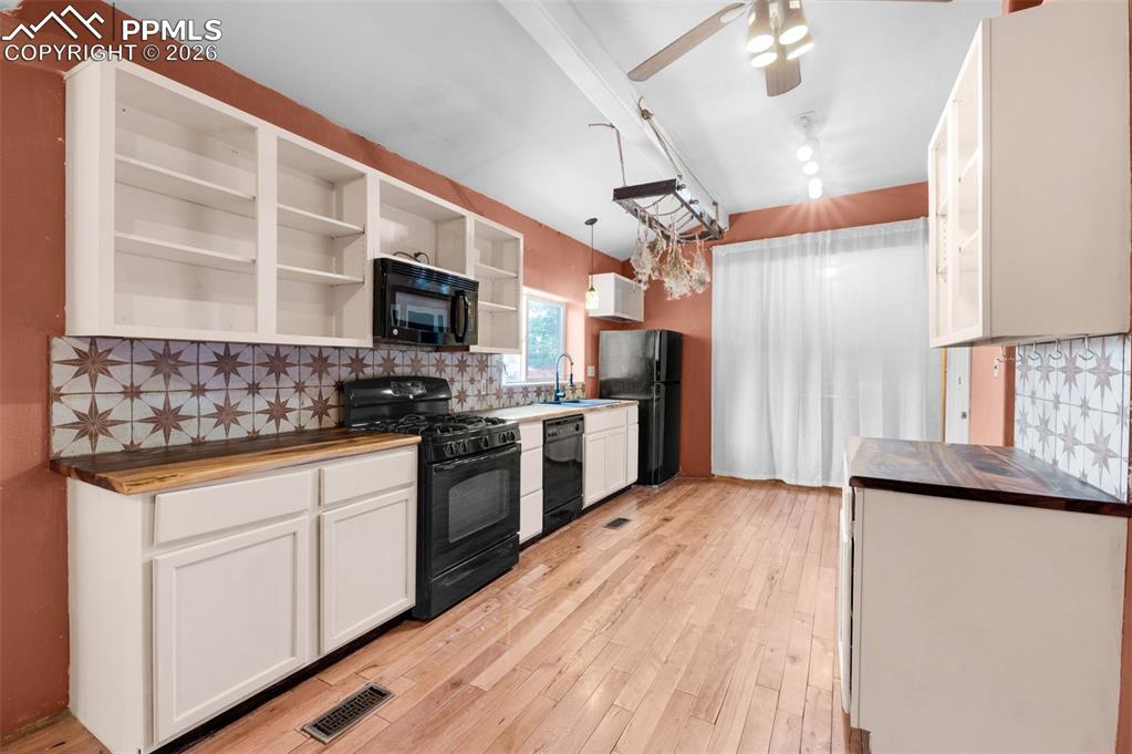 Image 8 of 32: Living Room