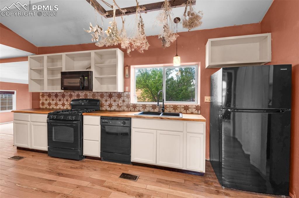 Image 9 of 32: Living Room