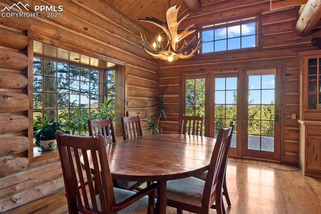 Image 15 of 49: Dining Area