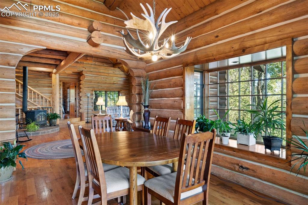 Image 17 of 49: Dining Area