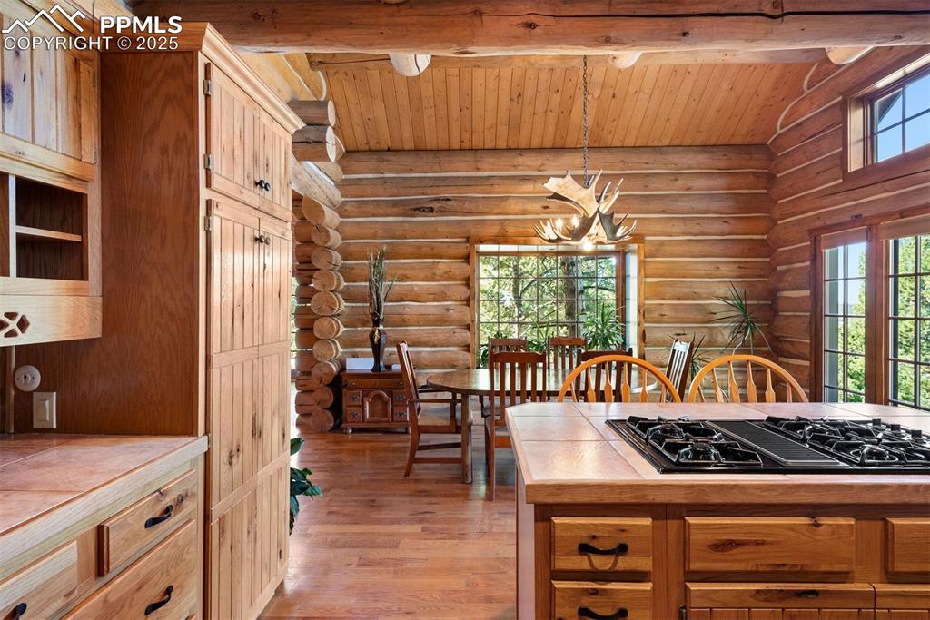 Image 18 of 49: Kitchen
