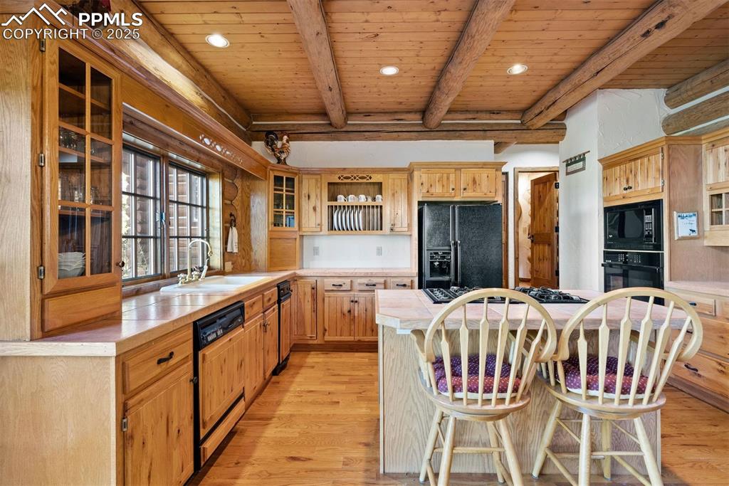 Image 19 of 49: Kitchen