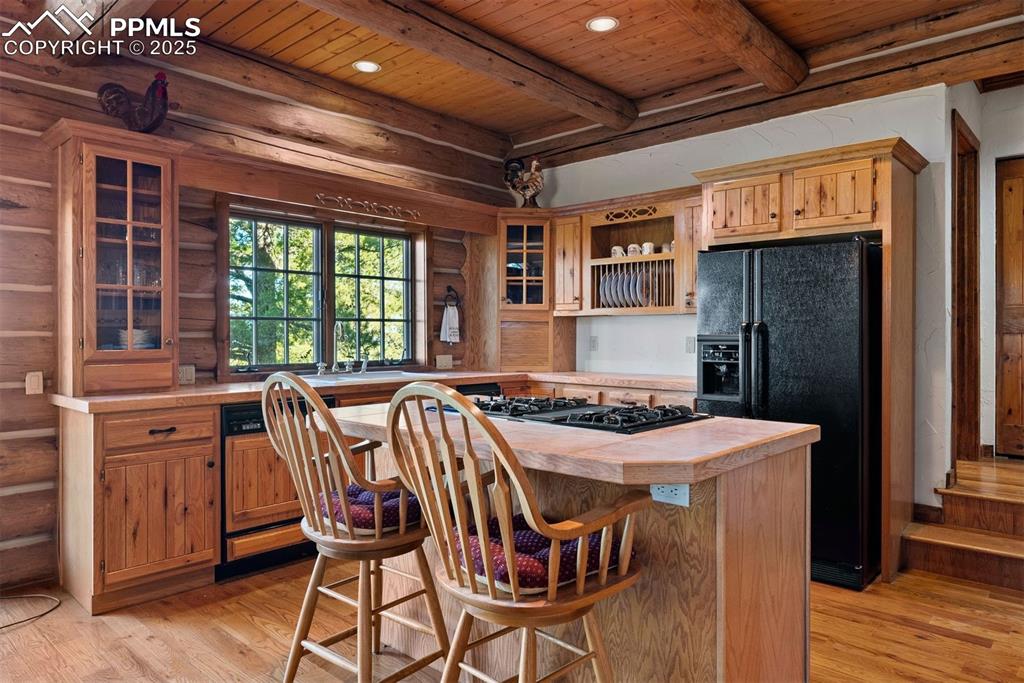 Image 20 of 49: Kitchen