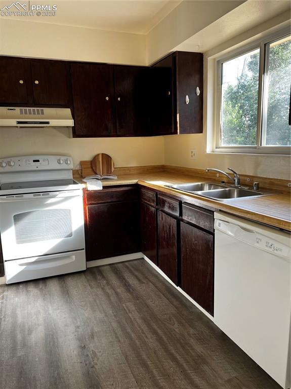 Image 7 of 22: Kitchen