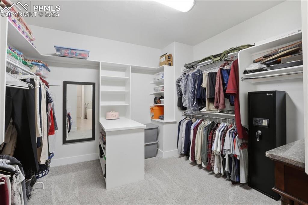 Image 26 of 49: With built-ins and a peninsula, the walk-in closet makes it easy to organiz