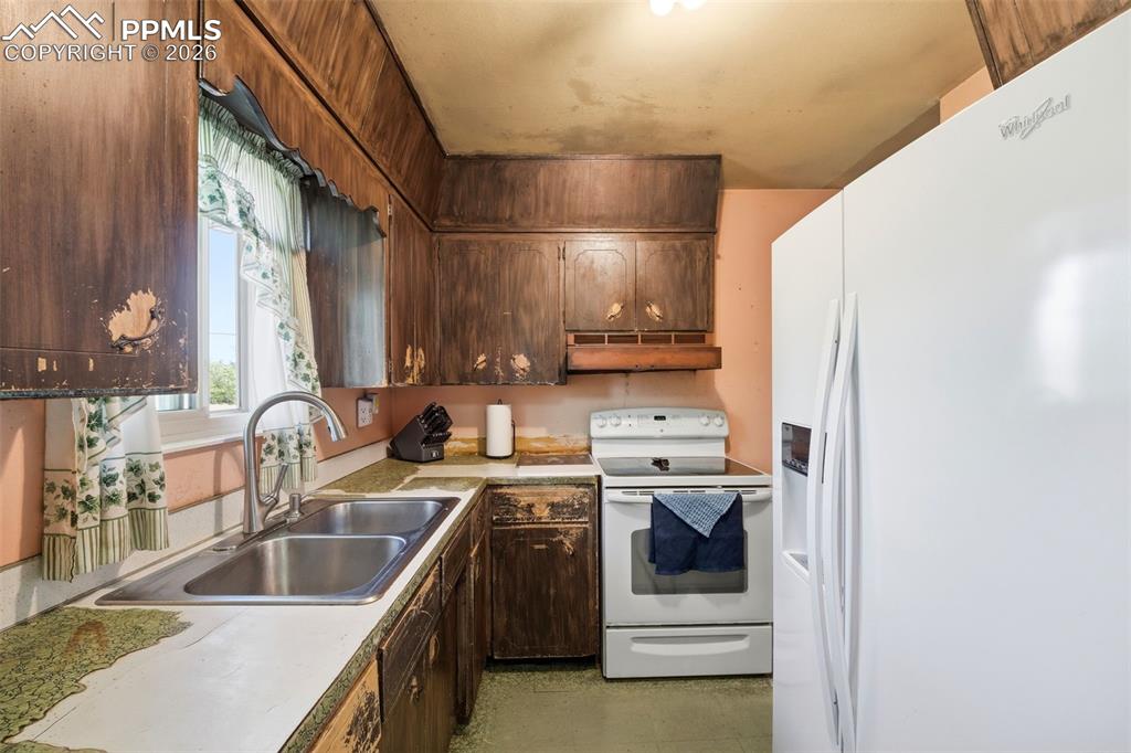 Image 10 of 37: Kitchen