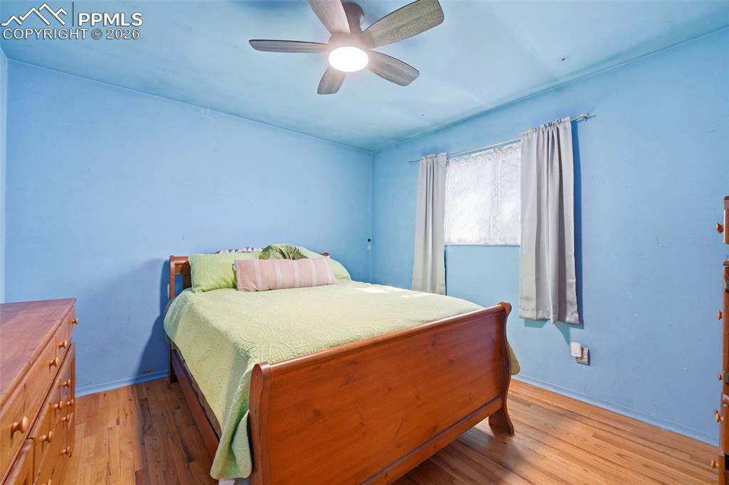 Image 14 of 37: Bedroom