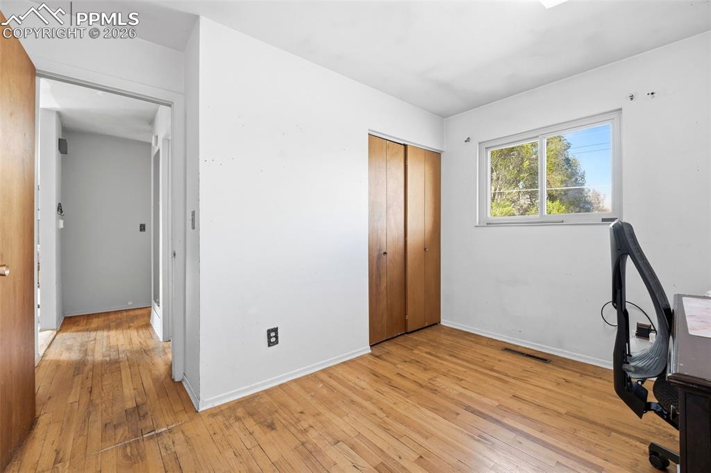 Image 16 of 37: Office