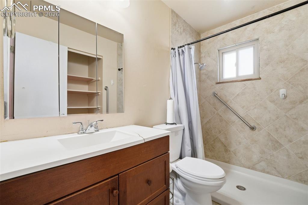 Image 17 of 37: Bathroom