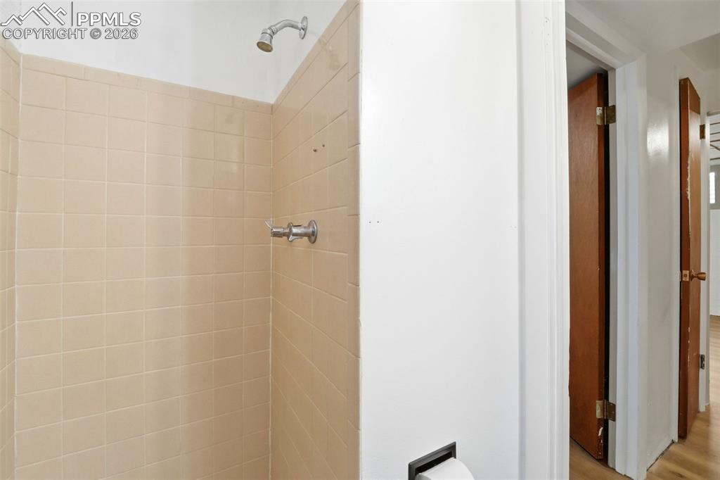 Image 19 of 37: Bathroom