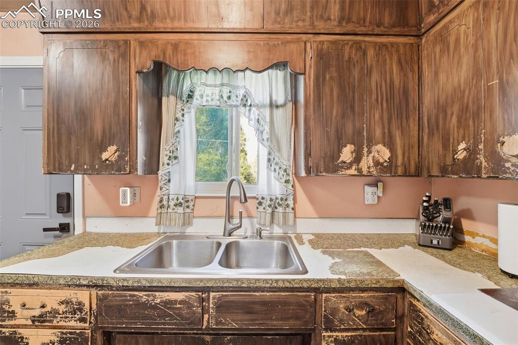 Image 9 of 37: Kitchen