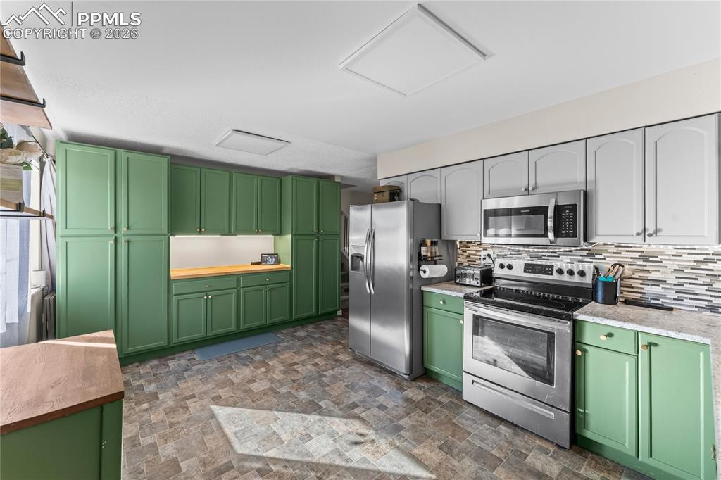 Image 15 of 29: Kitchen