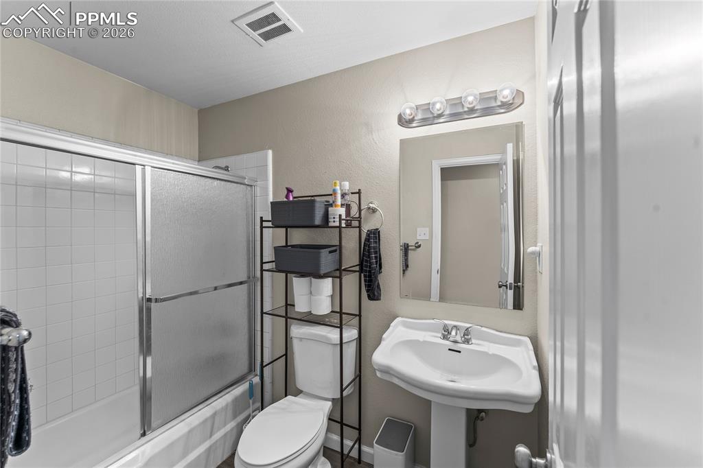 Image 18 of 29: Bathroom