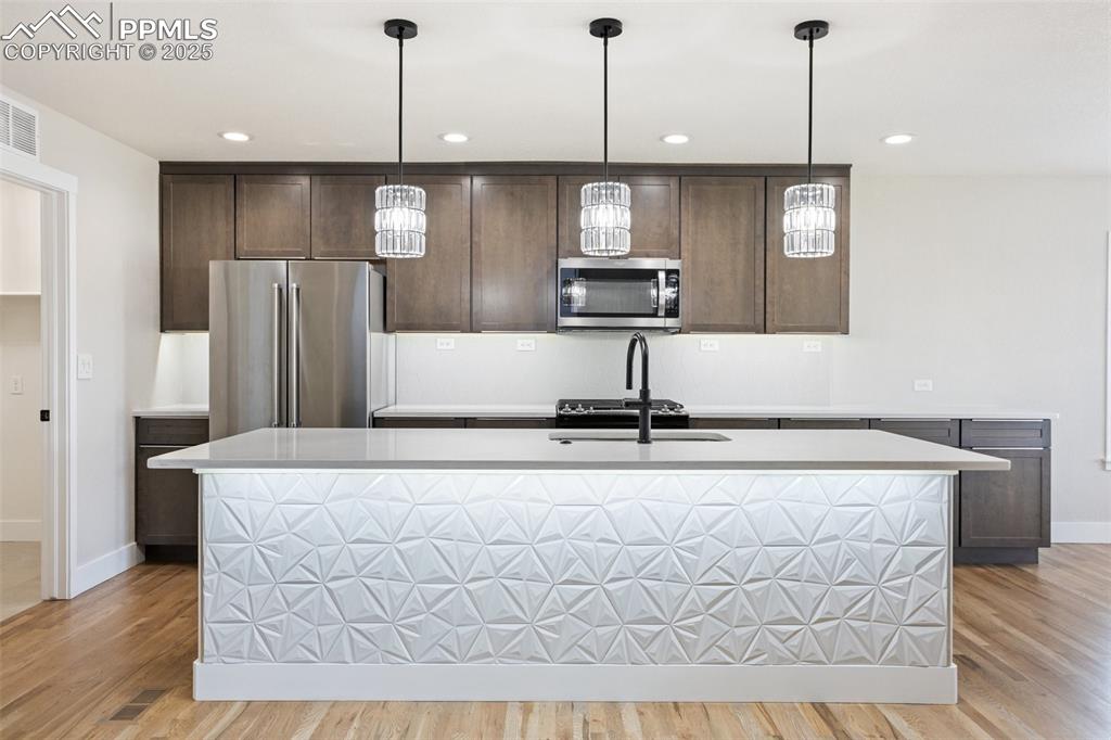 Image 15 of 39: Kitchen