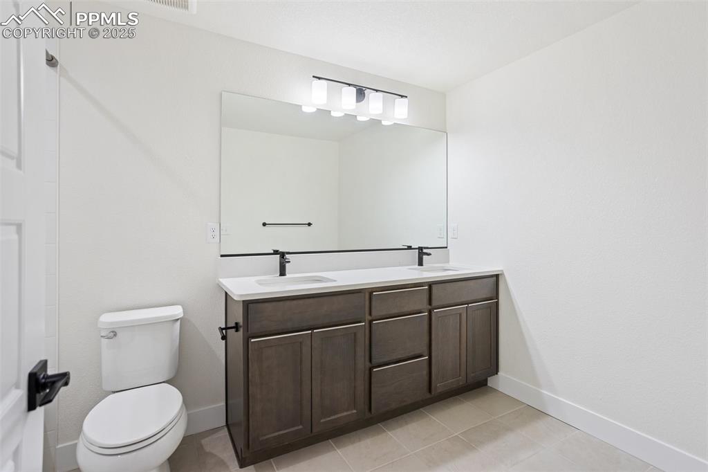 Image 22 of 39: Bathroom