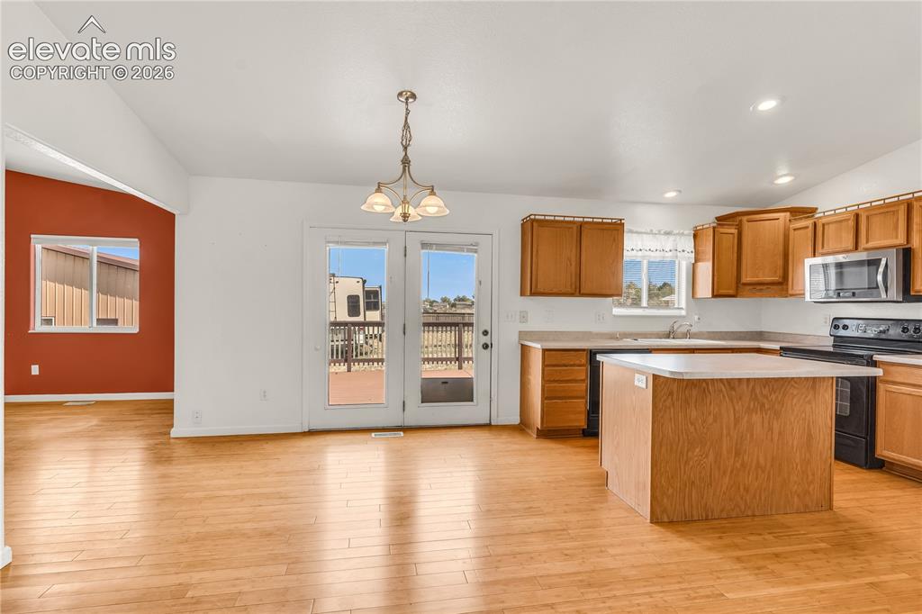 Image 7 of 32: Kitchen
