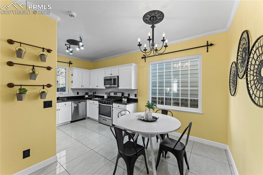 Image 11 of 41: Kitchen