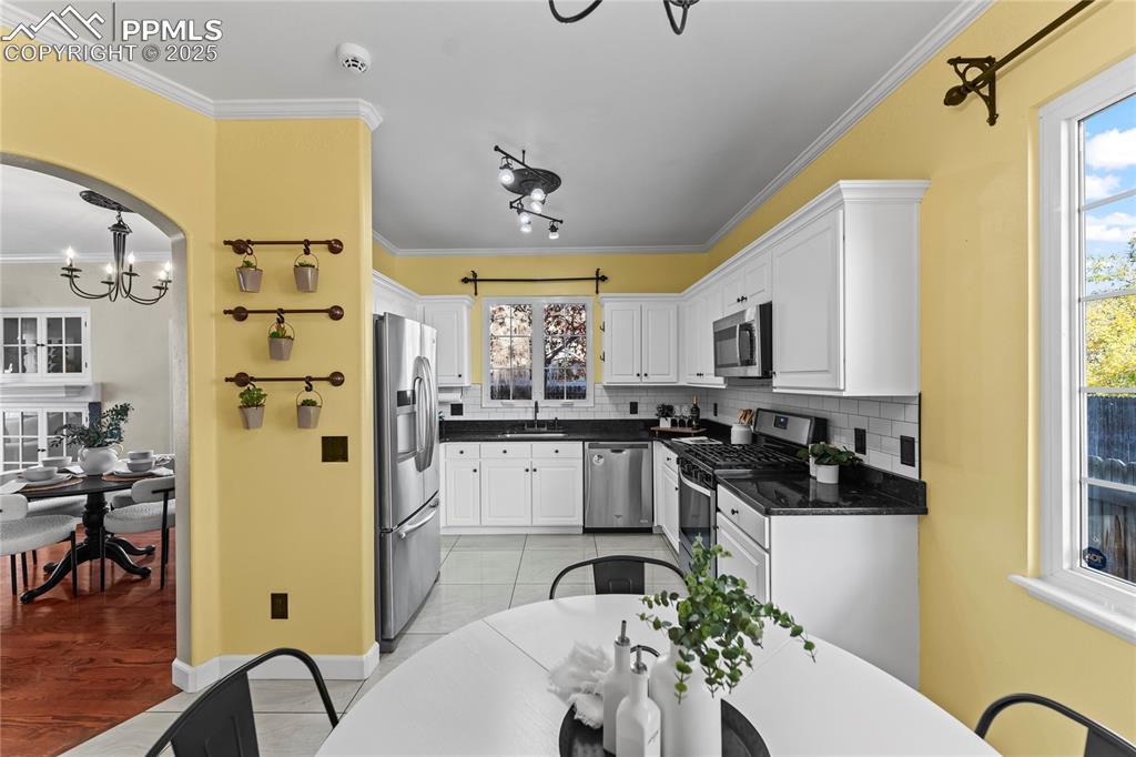 Image 15 of 41: Kitchen