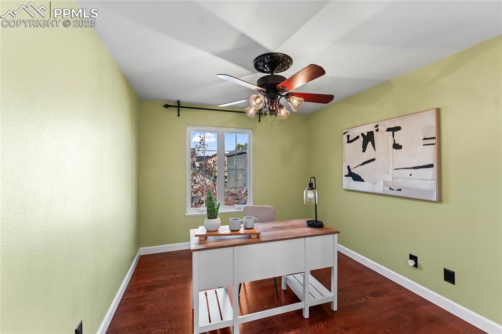 Image 21 of 41: Office