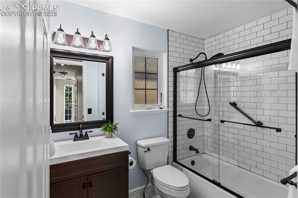 Image 23 of 41: Bathroom