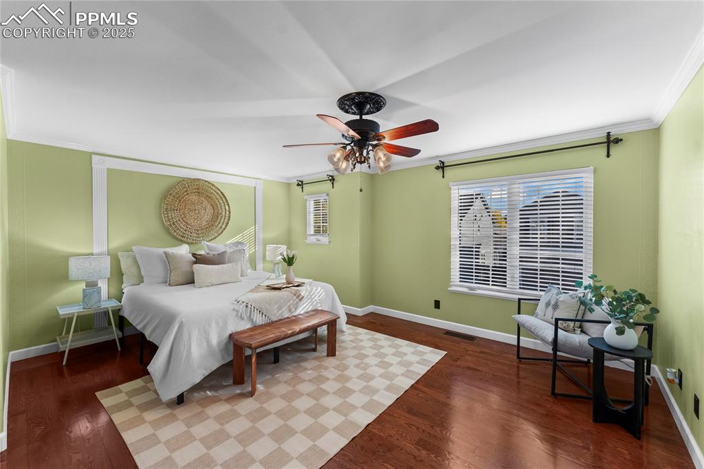 Image 24 of 41: Bedroom