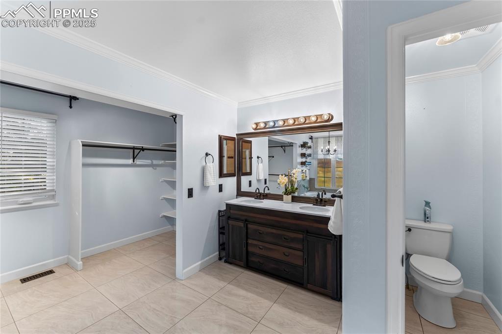 Image 26 of 41: Bathroom