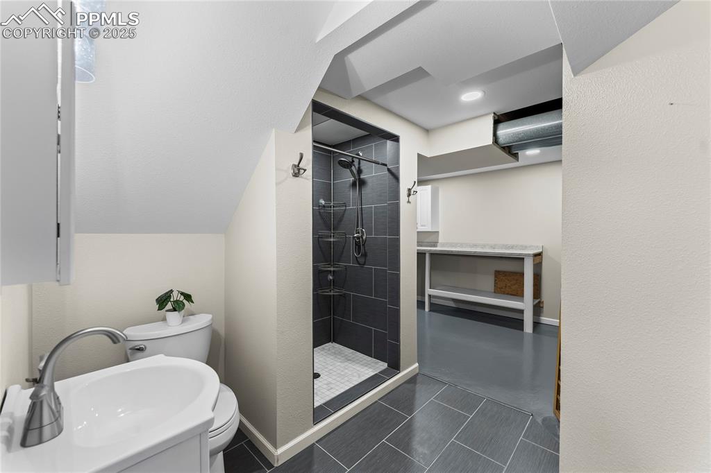 Image 32 of 41: Bathroom