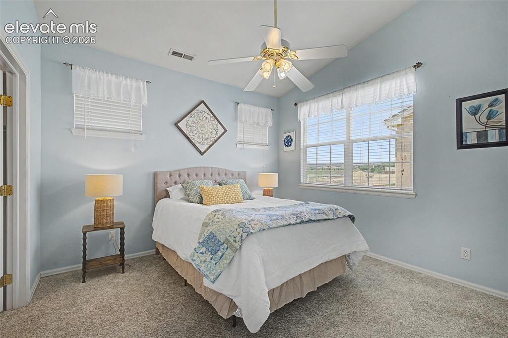 Image 14 of 24: Bedroom