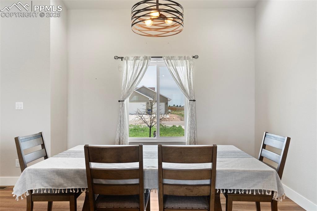 Image 10 of 32: Dining Area