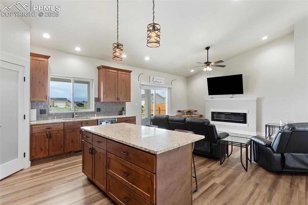 Image 13 of 32: Kitchen