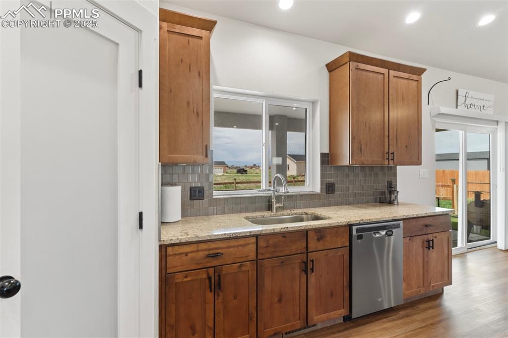 Image 15 of 32: Kitchen