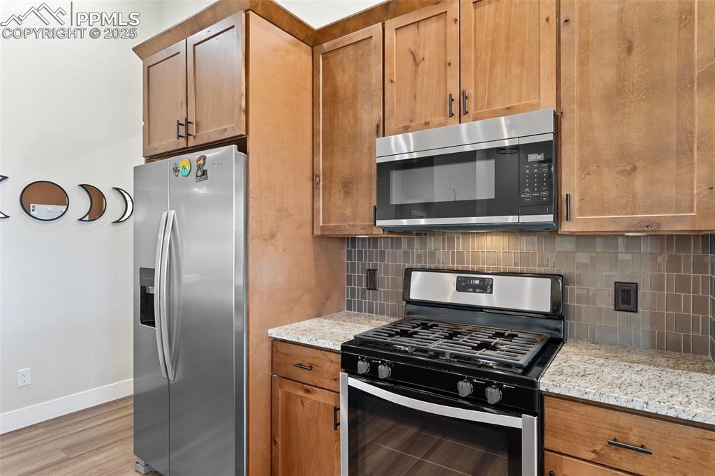 Image 16 of 32: Kitchen