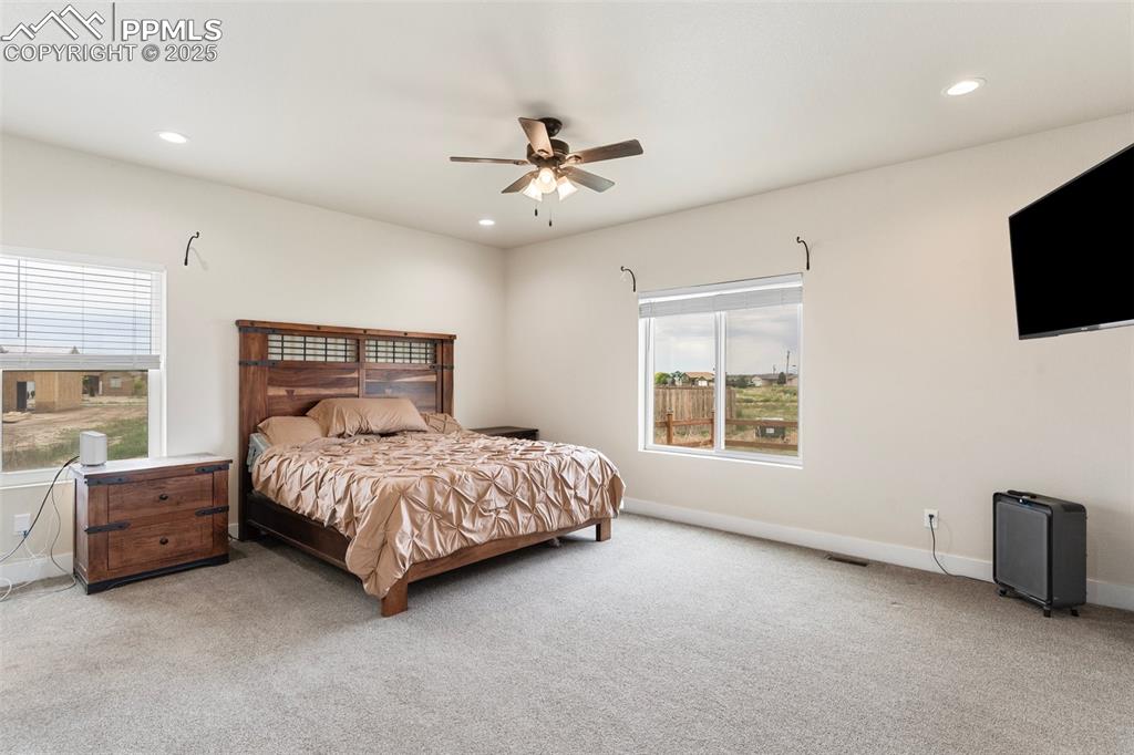 Image 18 of 32: Bedroom