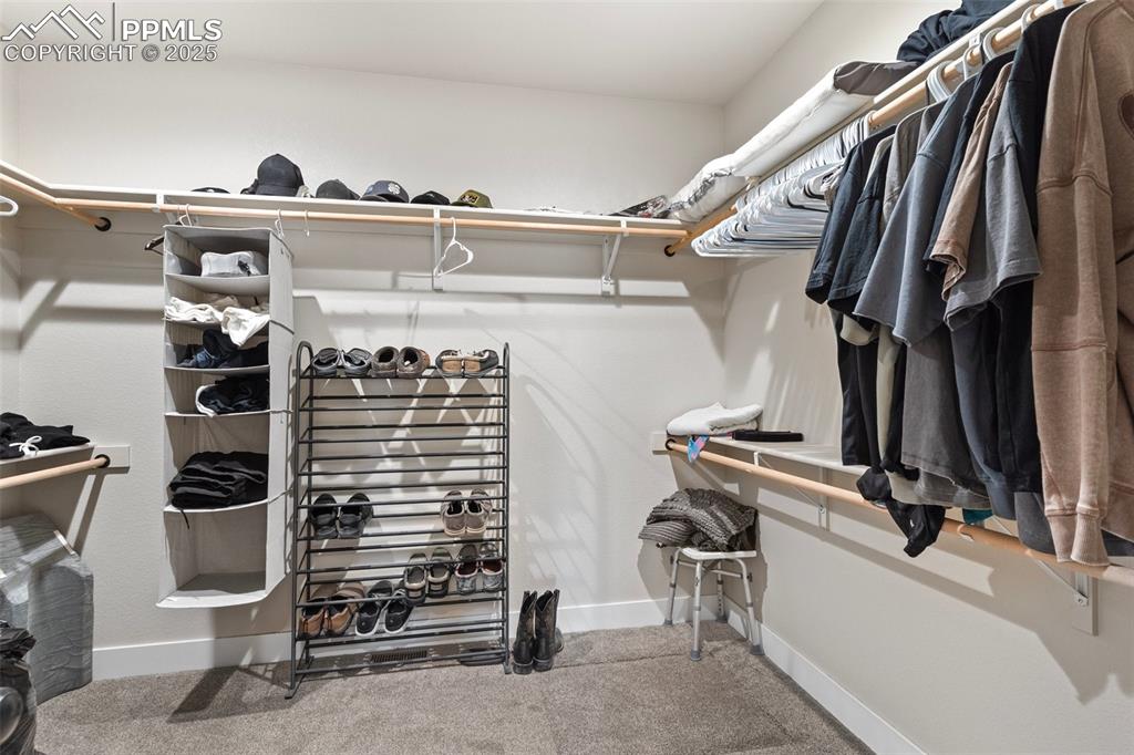 Image 23 of 32: Closet