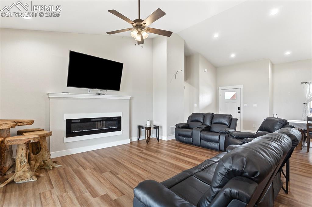 Image 4 of 32: Living Room