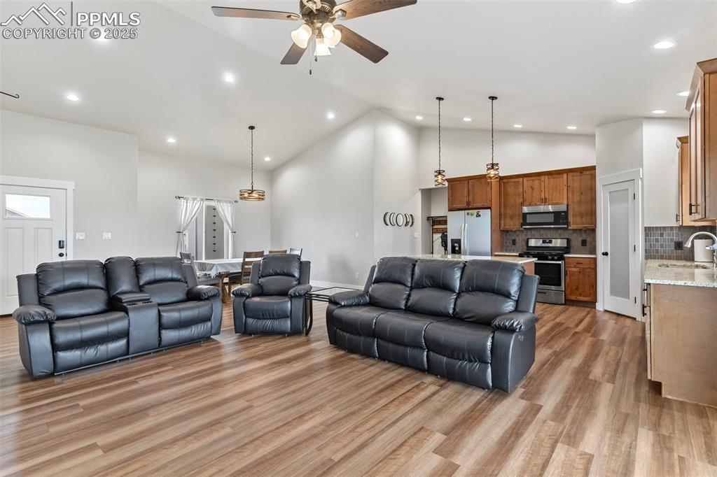Image 5 of 32: Living Room