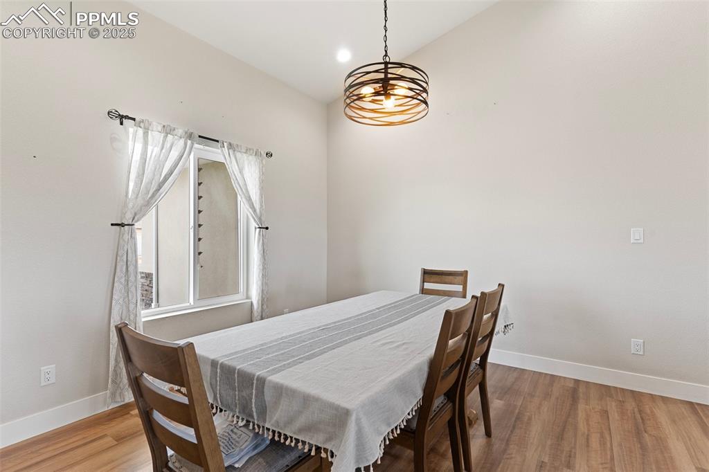 Image 9 of 32: Dining Area
