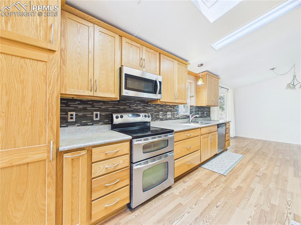 Image 12 of 50: Kitchen